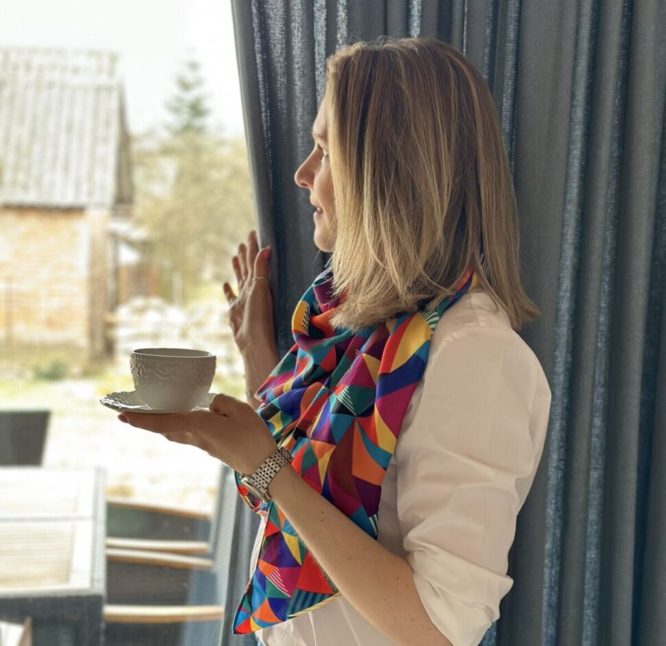 Koučka se dívá z okna.