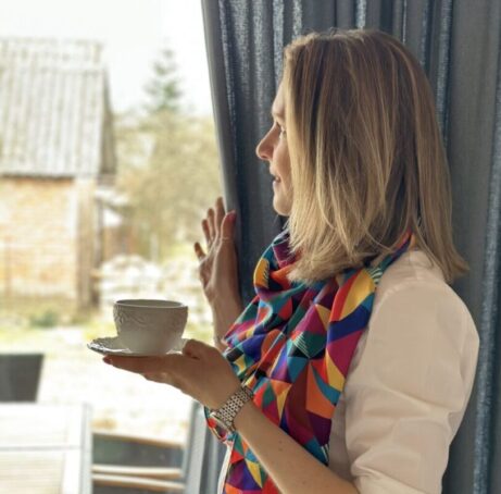 Koučka se dívá z okna.