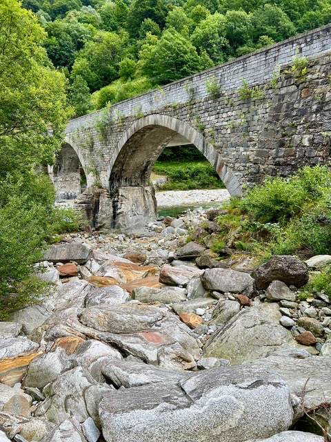 Kamenný most jako symbol přechodu a vnitřní orientace